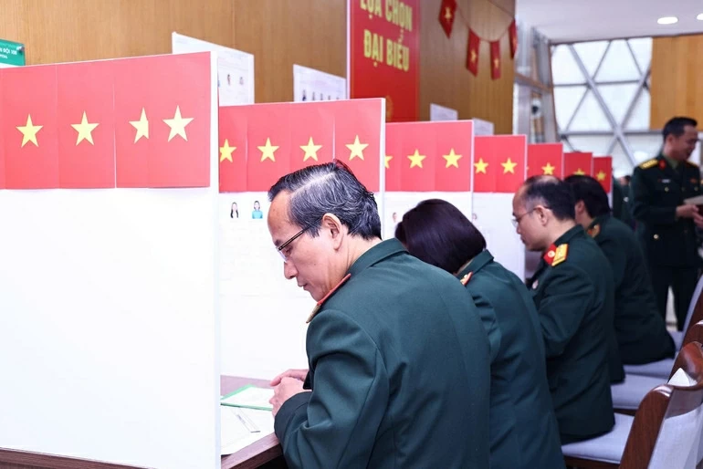 Nguyên Phó Chủ tịch nước Nguyễn Thị Bình bỏ phiếu tại điểm bầu cử số 32, Bệnh viện Trung ương Quân đội 108