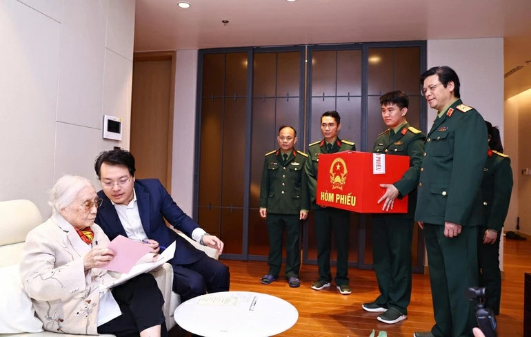 Nguyên Phó Chủ tịch nước Nguyễn Thị Bình bỏ phiếu tại điểm bầu cử số 32, Bệnh viện Trung ương Quân đội 108