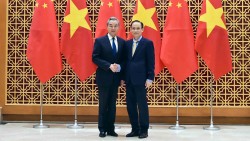 Ủy viên Bộ Chính trị, Bộ trưởng Ngoại giao Lê Hoài Trung trao đổi chiến lược với Ủy viên Bộ Chính trị, Bộ trưởng Ngoại giao Trung Quốc Vương Nghị