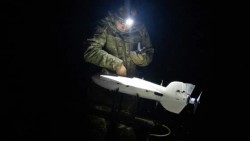 Giữa lúc các UAV đánh chặn của Ukraine trở nên 'có giá' do xung đột Trung Đông, Tổng thống Zelensky bất ngờ hành động cứng rắn