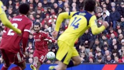 Tiền vệ Szoboszlai áp sát kỷ lục đá phạt ghi bàn của Beckham