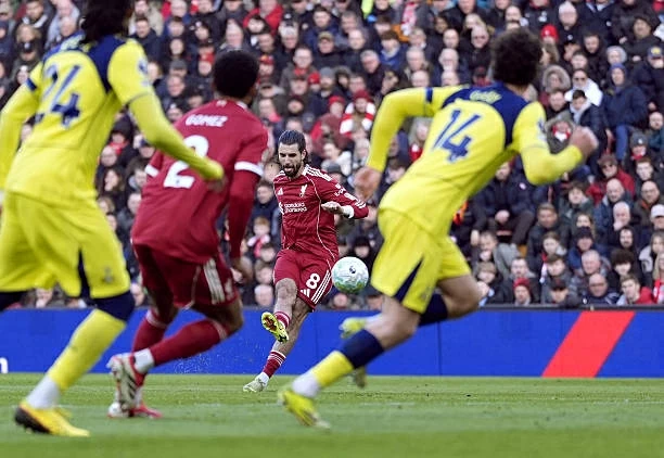 Szoboszlai áp sát kỷ lục đá phạt ghi bàn của Beckham