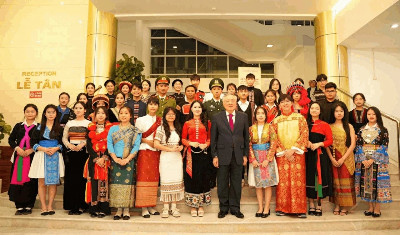 Lá phiếu đầu tiên của cử tri trẻ trong kỷ nguyên mới Lá phiếu đầu tiên của cử tri trẻ trong kỷ nguyên mới