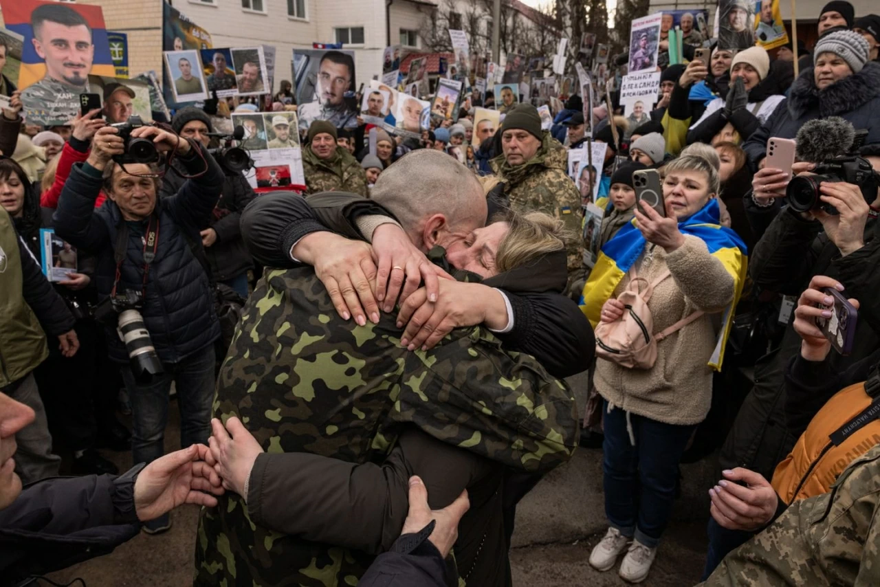 Ảnh ấn tượng: Trung Quốc muốn ‘kiểm soát bất đồng’ với Mỹ, Chủ tịch Triều Tiên thị sát nhà máy vũ khí, quốc kỳ Mỹ tung bay tại một Đại sứ quán lần đầu sau 7 năm