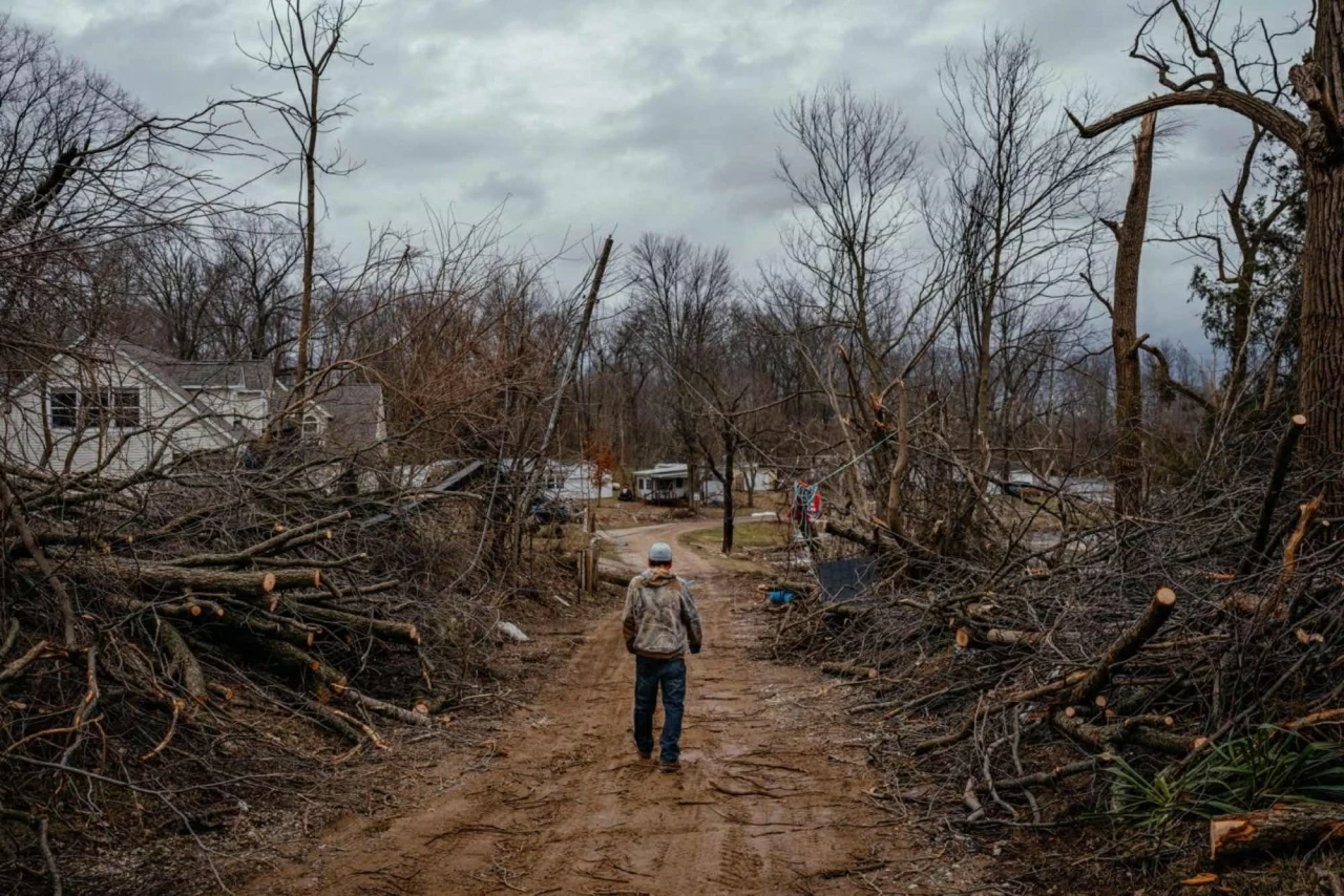 Ảnh ấn tượng: Trung Quốc muốn ‘kiểm soát bất đồng’ với Mỹ, Chủ tịch Triều Tiên thị sát nhà máy vũ khí, quốc kỳ Mỹ tung bay tại một Đại sứ quán lần đầu sau 7 năm