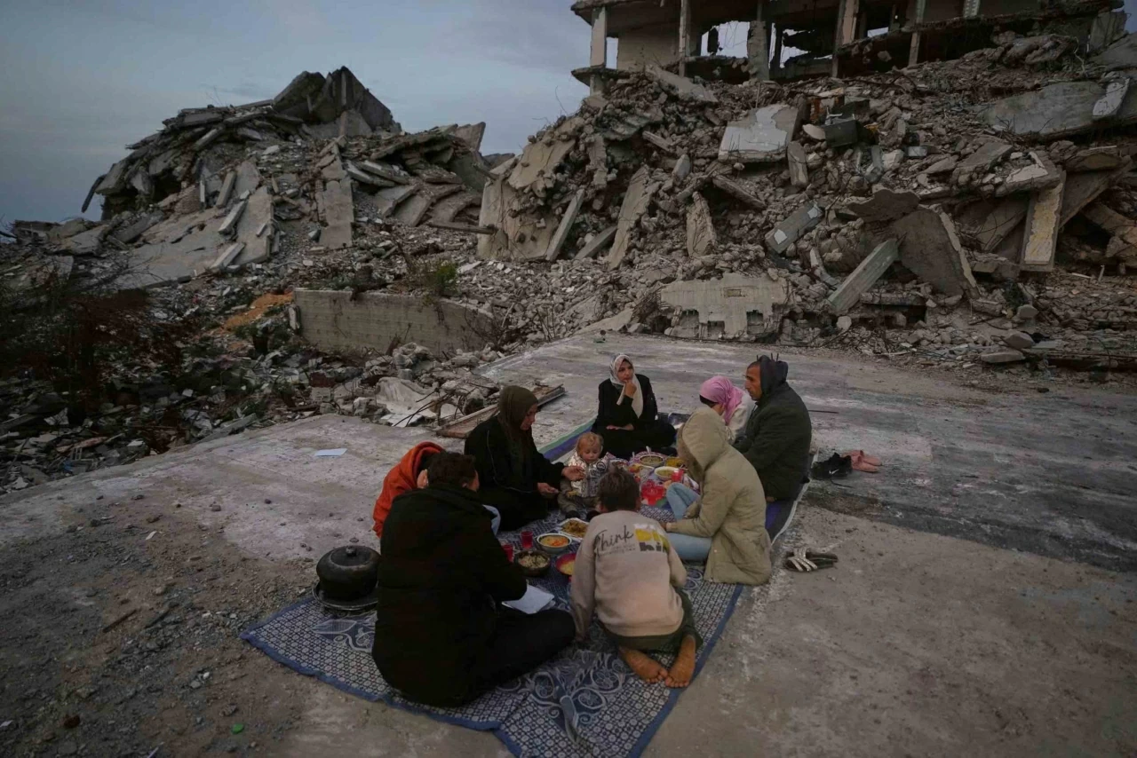 Ảnh ấn tượng: Trung Quốc muốn ‘kiểm soát bất đồng’ với Mỹ, Chủ tịch Triều Tiên thị sát nhà máy vũ khí, quốc kỳ Mỹ tung bay tại một Đại sứ quán lần đầu sau 7 năm