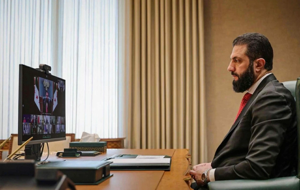 Ảnh ấn tượng: Trung Quốc muốn ‘kiểm soát bất đồng’ với Mỹ, Chủ tịch Triều Tiên thị sát nhà máy vũ khí, quốc kỳ Mỹ tung bay tại một Đại sứ quán lần đầu sau 7 năm