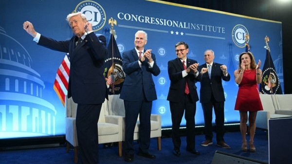 Ảnh ấn tượng: Trung Quốc đẩy mạnh ngoại giao nguyên thủ, Chủ tịch Triều Tiên thị sát nhà máy vũ khí, khói cuồn cuộn bốc lên tại kho dầu ở Tehran