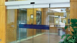 Thi công cửa kính tự động tại Cuanhomhe của Việt Phong