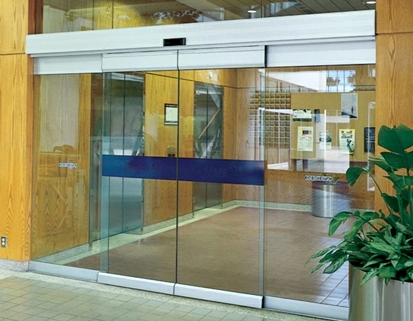 Cửa kính tự động nâng tầm kiến trúc nội thất của khu vực văn phòng. Cửa kính tự động nâng tầm kiến trúc nội thất của khu vực văn phòng.