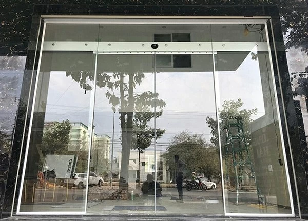 Việt Phong thi công cửa kính tự động cho khách hàng nhà phố.