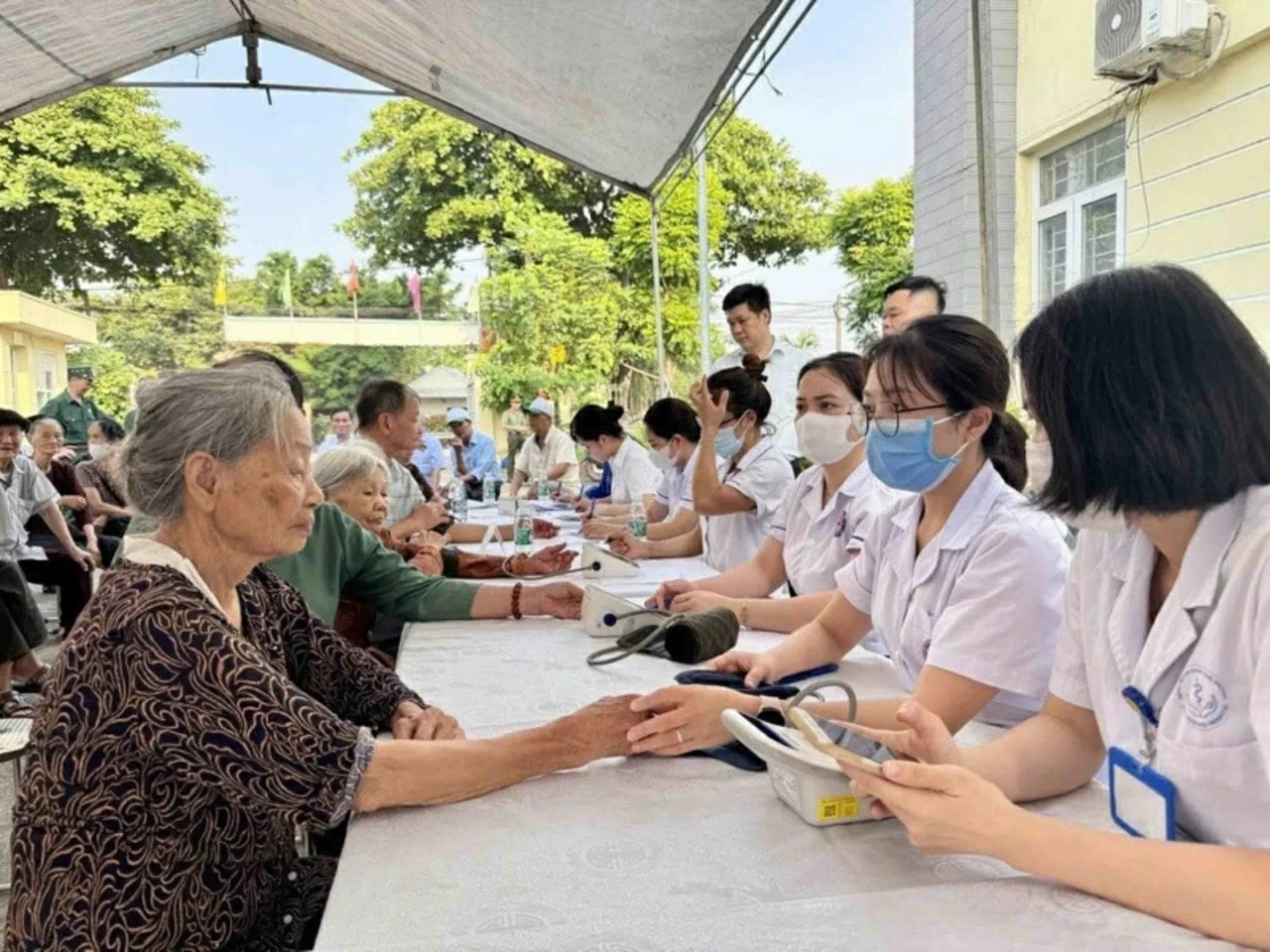 Thúc đẩy an sinh xã hội đảm bảo quyền thụ hưởng thành quả phát triển của nhân dân Thúc đẩy an sinh xã hội bảo đảm quyền thụ hưởng thành quả phát triển của nhân dân