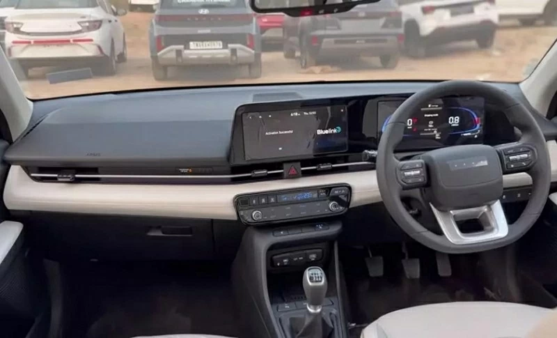 Bên trong khoang cabin, phiên bản HX8 của Hyundai Accent 2026 cũng có một số thay đổi đáng chú ý về trang bị.