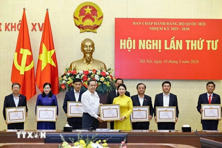 Chủ tịch Quốc hội Trần Thanh Mẫn trao tặng Bằng khen của Ban Chấp hành Đảng bộ Quốc hội cho các cá nhân Chủ tịch Quốc hội: Nâng cao chất lượng công tác lập pháp, bảo đảm mỗi đạo luật ban hành đều có chất lượng cao