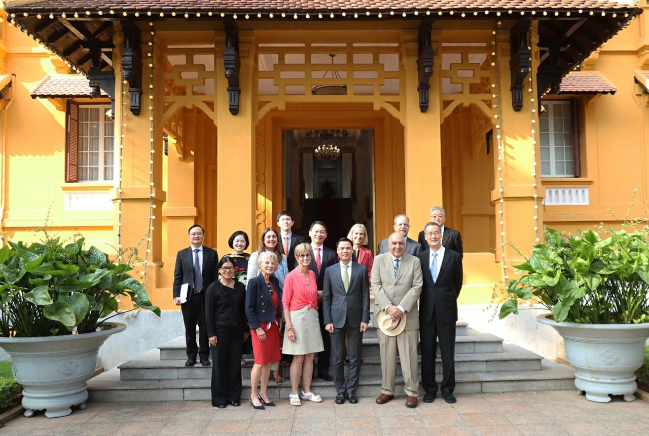 Các đại biểu chụp bức ảnh lưu niệm. (Ảnh: Thành Long)