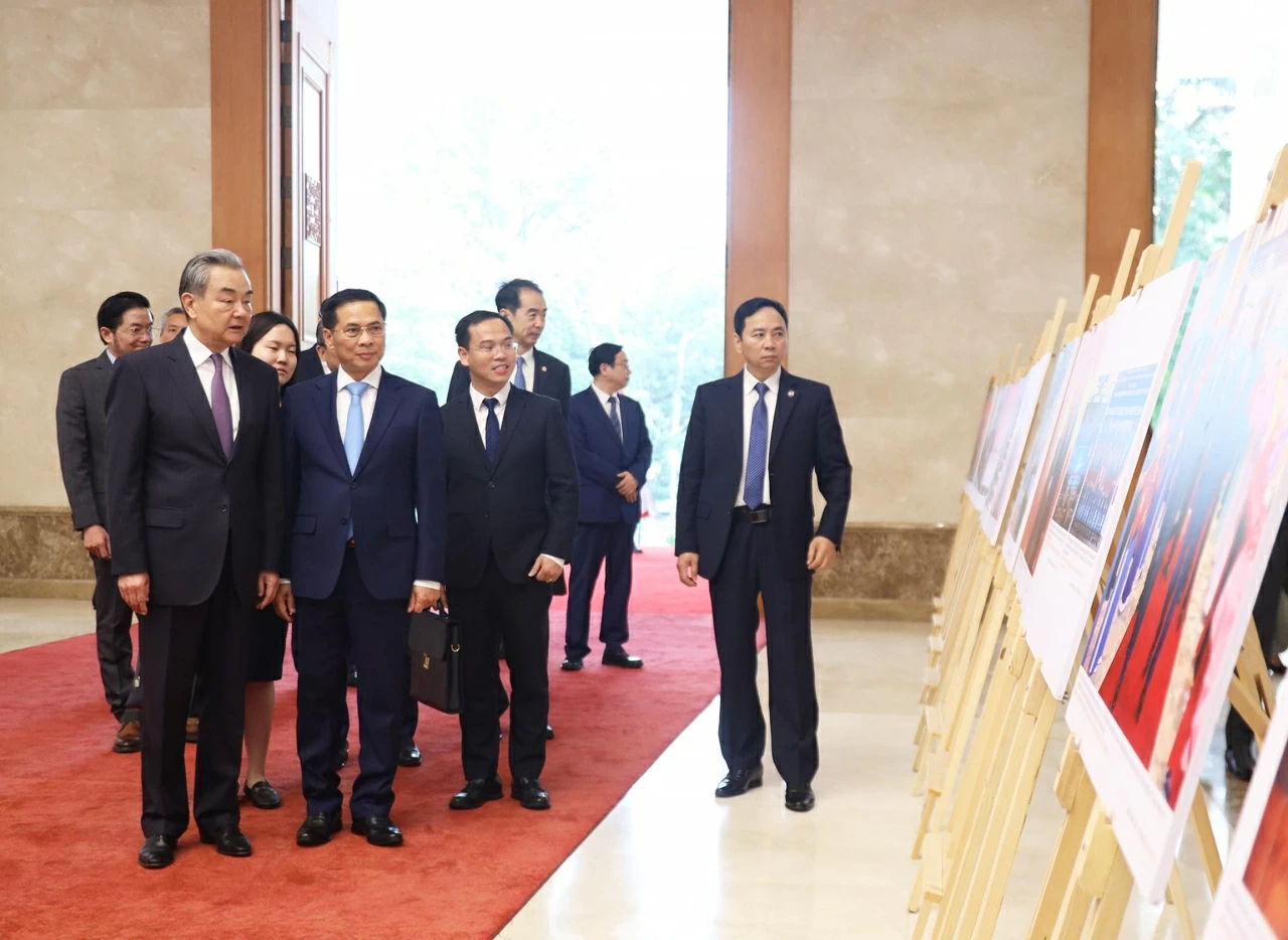 Phó Thủ tướng Bùi Thanh Sơn và Bộ trưởng Ngoại giao Vương Nghị ký kết tại Phiên họp lần thứ 17 Ủy ban chỉ đạo hợp tác Việt Nam – Trung Quốc