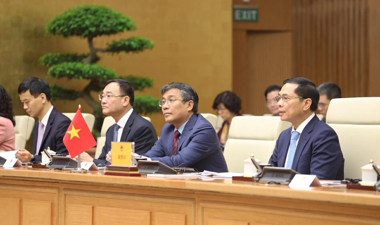 Phó Thủ tướng Bùi Thanh Sơn và Bộ trưởng Ngoại giao Vương Nghị ký kết tại Phiên họp lần thứ 17 Ủy ban chỉ đạo hợp tác Việt Nam – Trung Quốc Phó Thủ tướng Bùi Thanh Sơn và Bộ trưởng Ngoại giao Vương Nghị ký kết tại Phiên họp lần thứ 17 Ủy ban chỉ đạo hợp tác Việt Nam – Trung Quốc