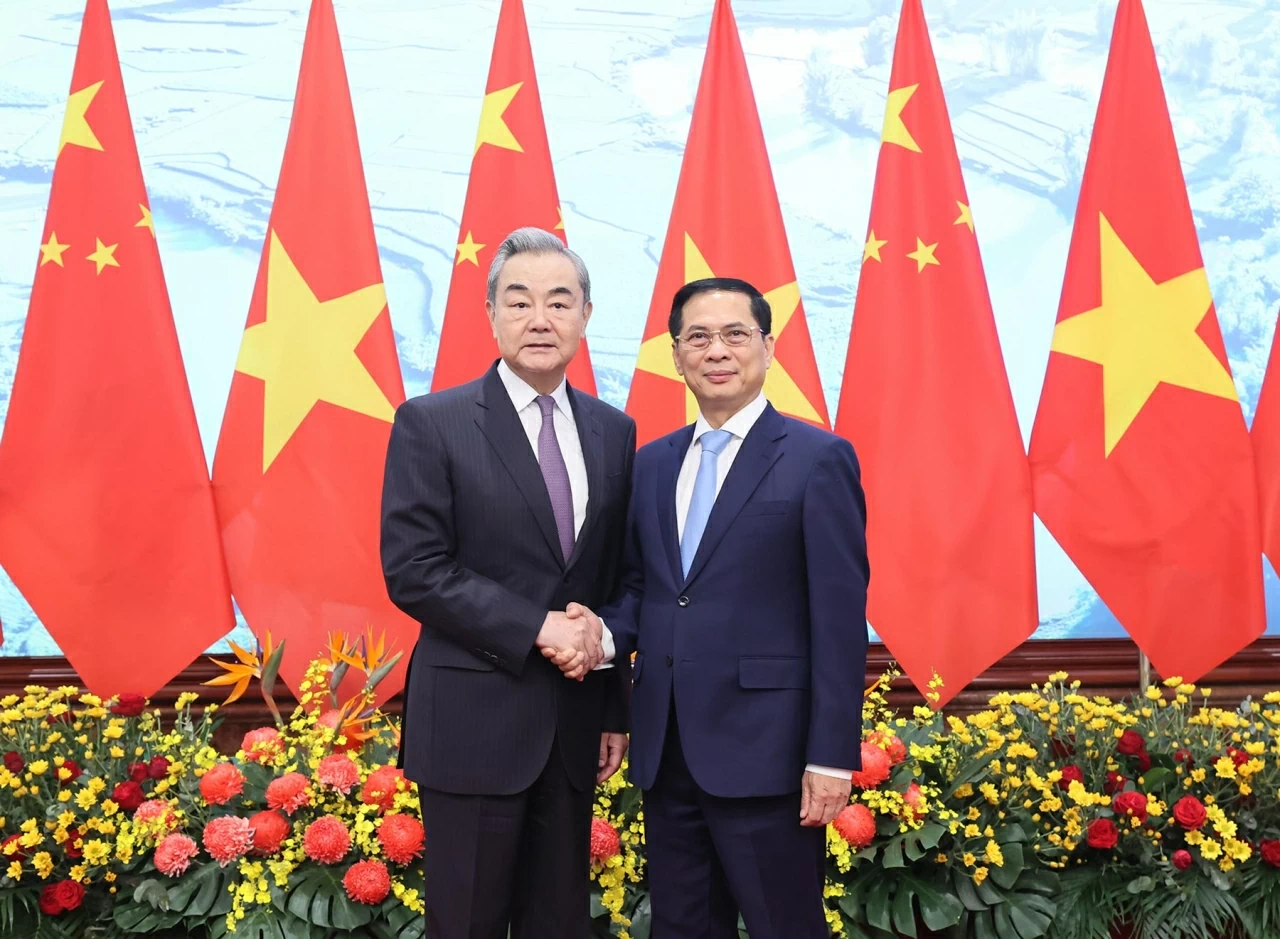 Phó Thủ tướng Bùi Thanh Sơn tiếp đón Bộ trưởng Ngoại giao Trung Quốc Vương Nghị. (Ảnh: Thành Long)