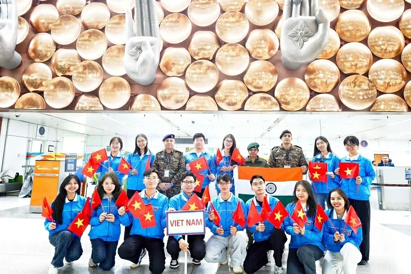 6.số 12: Giao lưu nhân dân từ những bước chân tuổi trẻ 6.số 12: Giao lưu nhân dân từ những bước chân tuổi trẻ