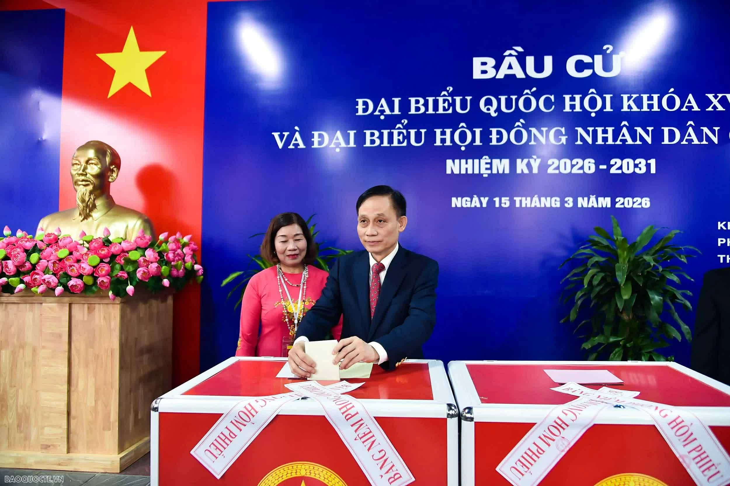 Ủy viên Bộ  Chính trị, Bộ trưởng Ngoại giao Lê Hoài Trung thực hiện quyền và nghĩa vụ công dân, bỏ phiếu bầu đại biểu Quốc hội Việt Nam và đại biểu Hội đồng nhân dân các cấp. (Ảnh: Quang Hòa)