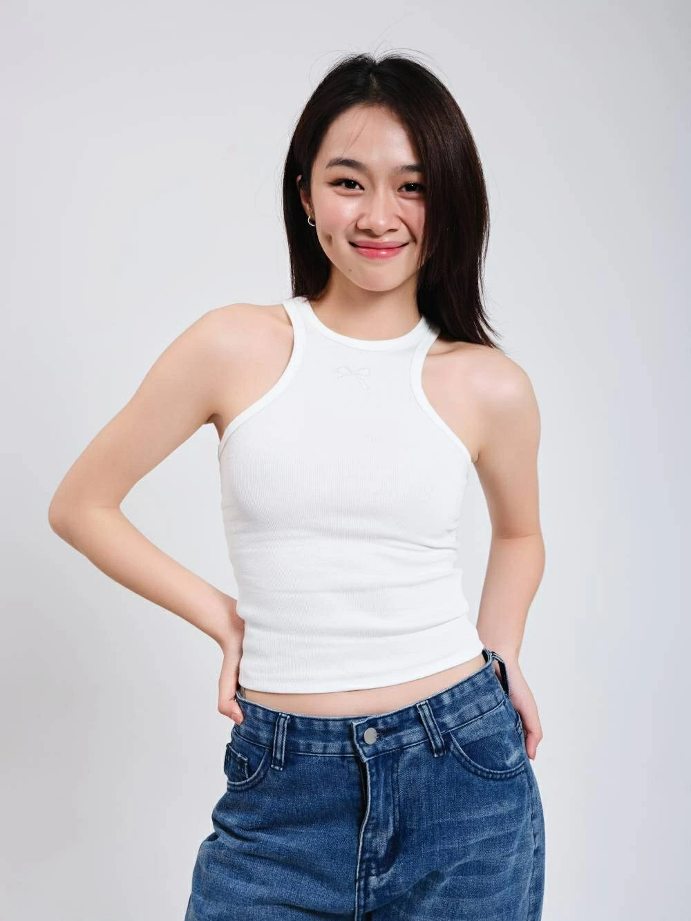 Nhan sắc xinh đẹp của nữ diễn viên trong phim 'Tử chiến trên không'