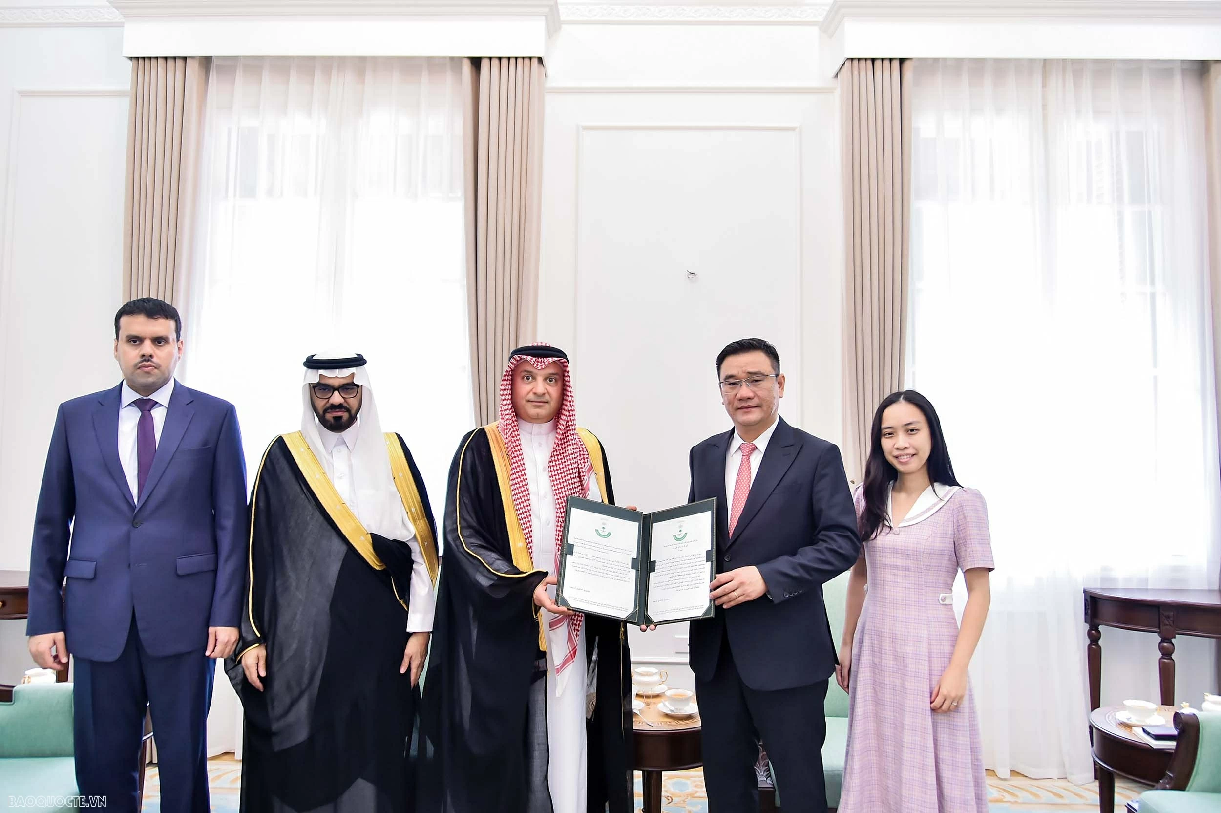 Cục trưởng Cục Lễ tân tiếp nhận bản sao Thư ủy nhiệm Đại sứ Saudi Arabia tại Việt Nam