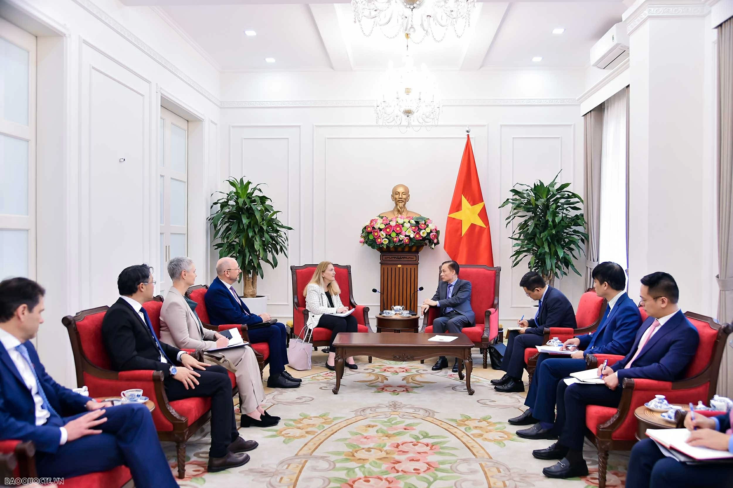 Ủy viên Bộ Chính trị, Bộ trưởng Ngoại giao Lê Hoài Trung tiếp Quốc Vụ khanh Bộ Kinh tế, Giáo dục và Nghiên cứu Thụy Sỹ