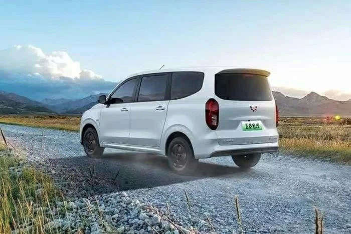 Wuling Hongguang EV mang đến hai cấu h&igrave;nh nội thất gồm bản 5 chỗ (2+3) v&agrave; 6 chỗ (2+2+2).