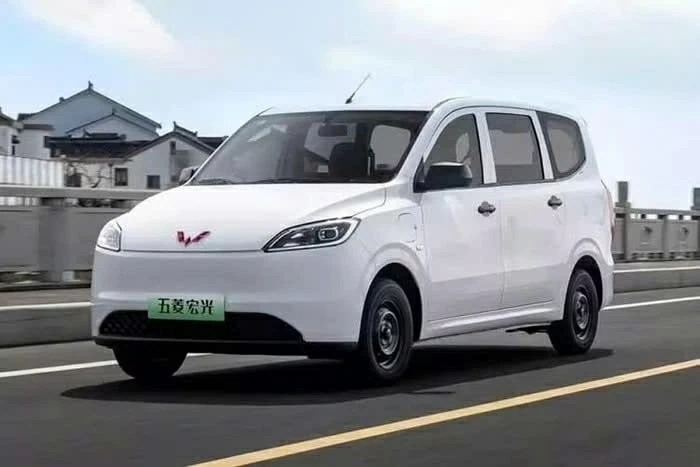 Wuling Hongguang EV được ph&acirc;n phối với 2 phi&ecirc;n bản, c&oacute; gi&aacute; dao động từ 69.800 &ndash; 72.800 Nh&acirc;n d&acirc;n tệ (tương đương khoảng 244 &ndash; 255 triệu đồng).