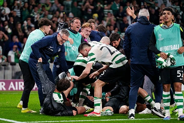 Các cầu thủ Sporting ăn mừng kì tích ở Champions League. (Nguồn: Getty Images)