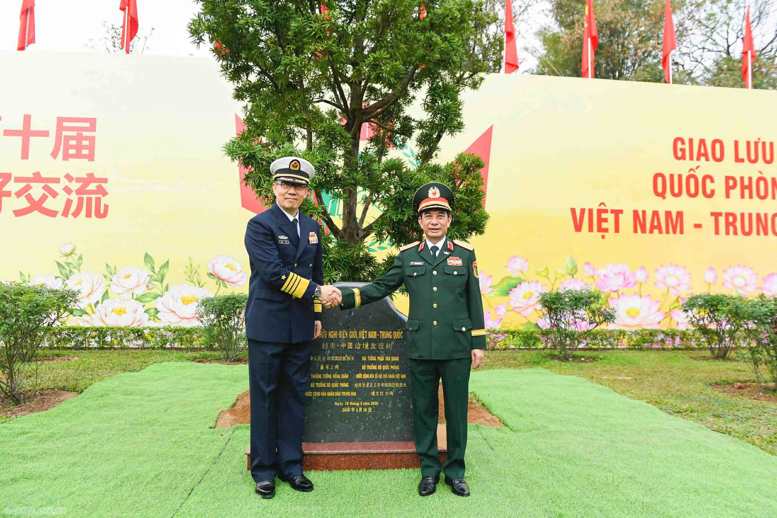 Bộ trưởng Quốc phòng Việt Nam-Trung Quốc gặp nhau tại biên giới