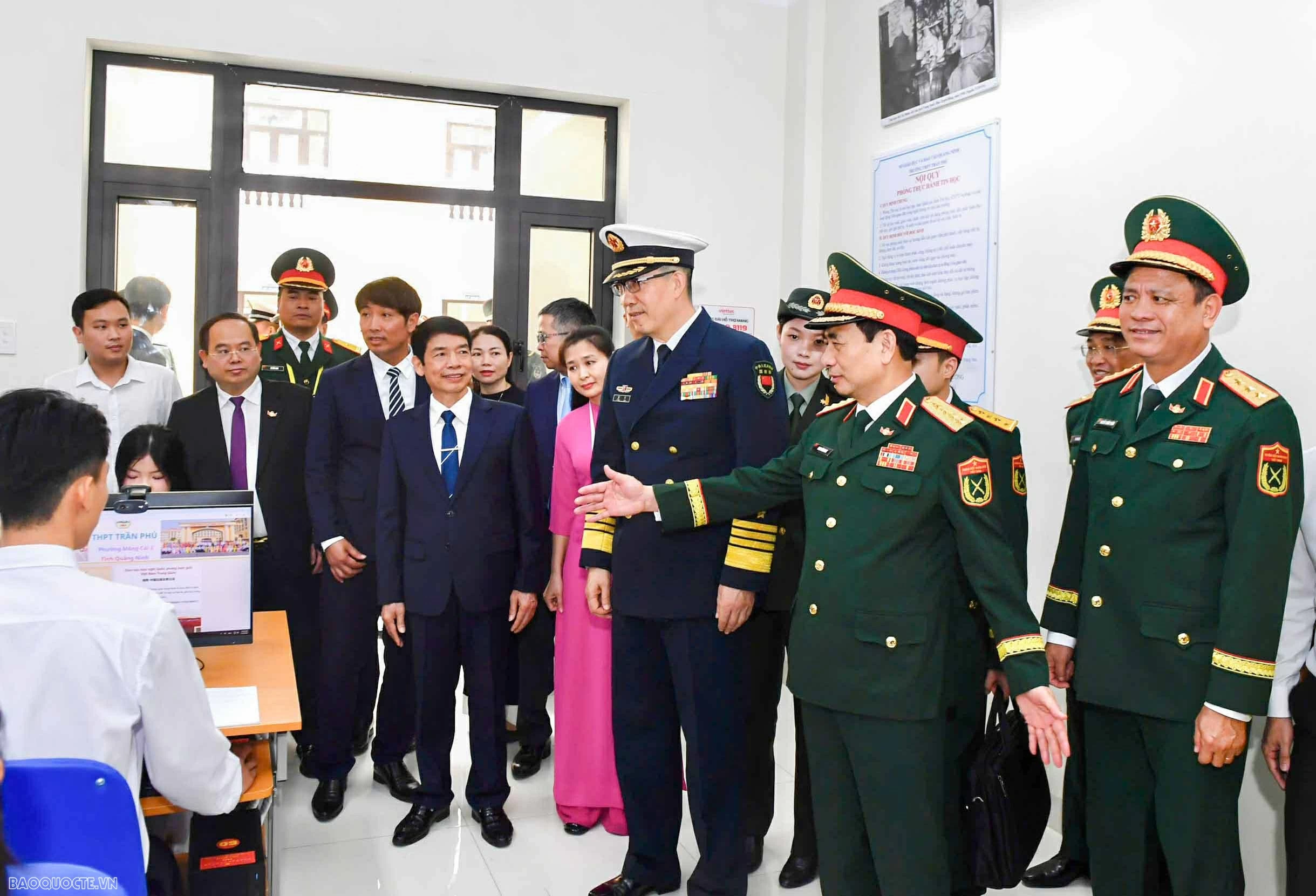 Bộ trưởng Quốc phòng Việt Nam-Trung Quốc thăm ngôi trường mang tên Tổng Bí thư đầu tiên của Việt Nam