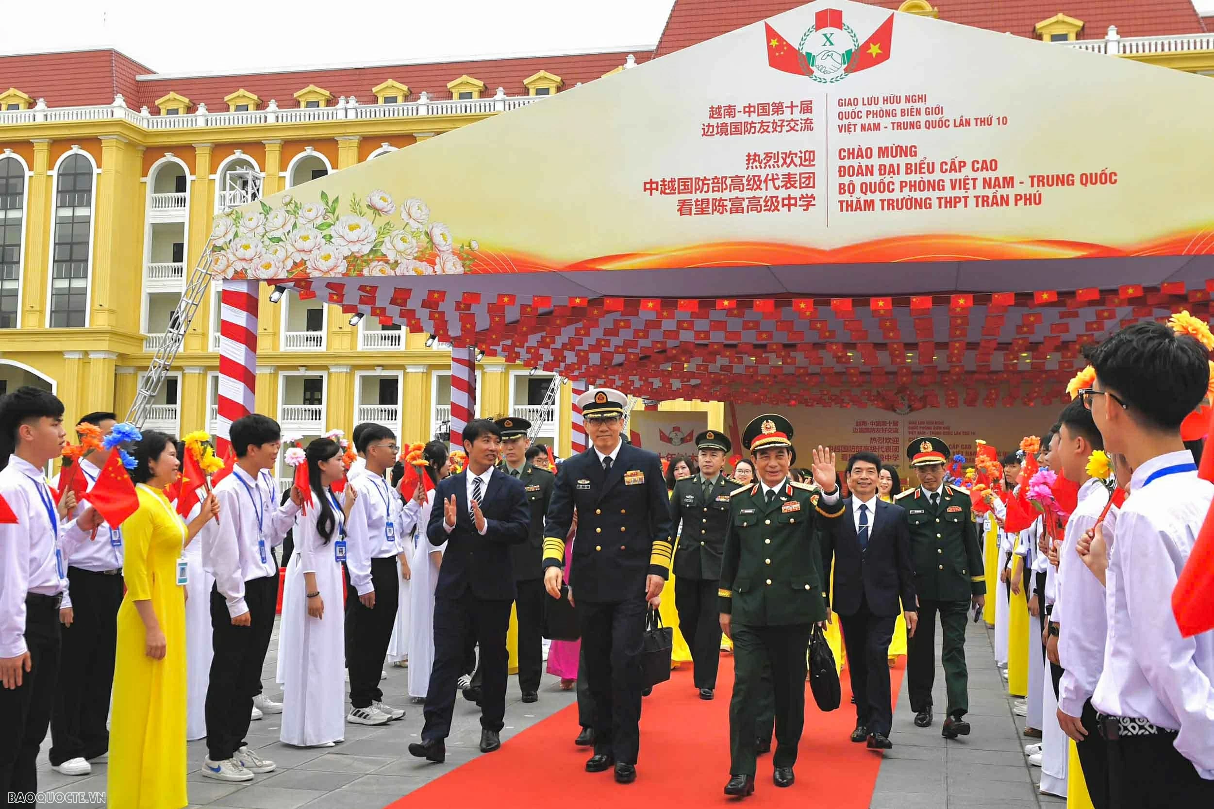 Bộ trưởng Quốc phòng Việt Nam-Trung Quốc thăm ngôi trường mang tên Tổng Bí thư đầu tiên của Việt Nam
