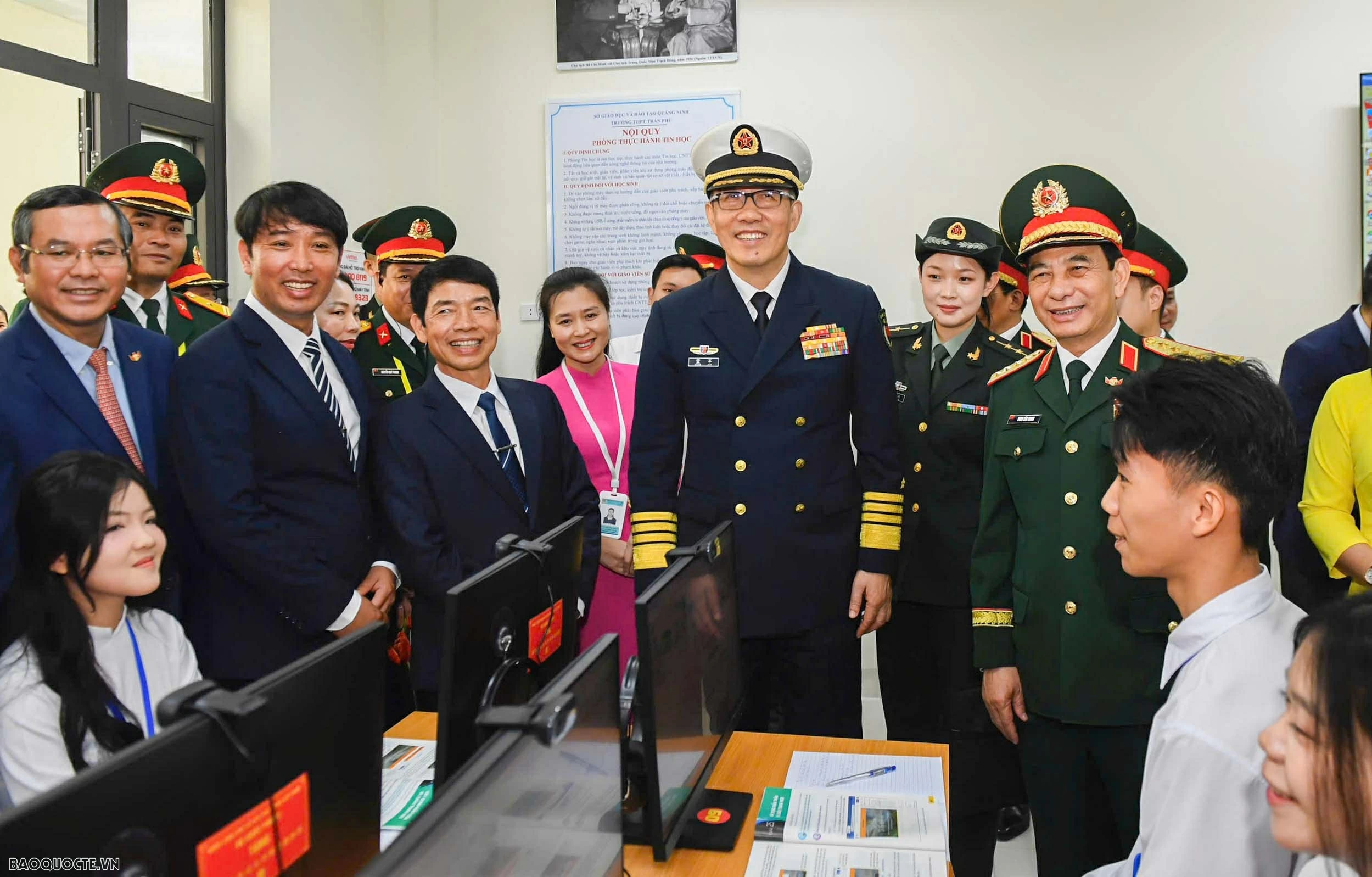 Bộ trưởng Quốc phòng Việt Nam-Trung Quốc thăm ngôi trường mang tên Tổng Bí thư đầu tiên của Việt Nam