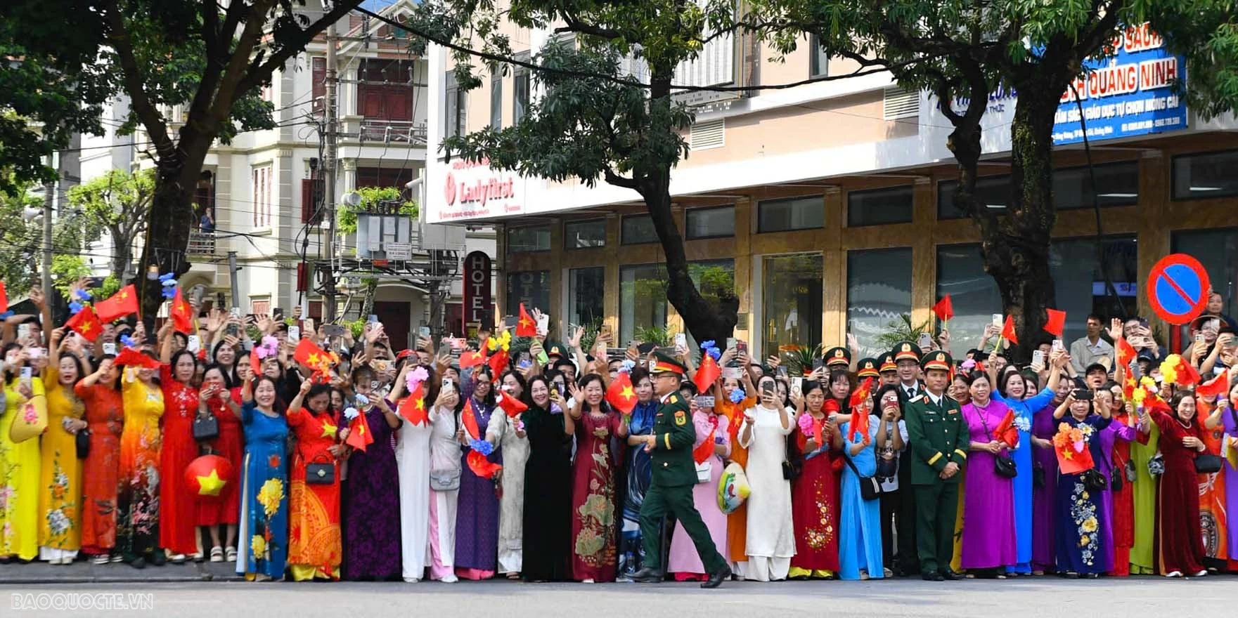 Bộ trưởng Quốc phòng Việt Nam-Trung Quốc thăm ngôi trường mang tên Tổng Bí thư đầu tiên của Việt Nam