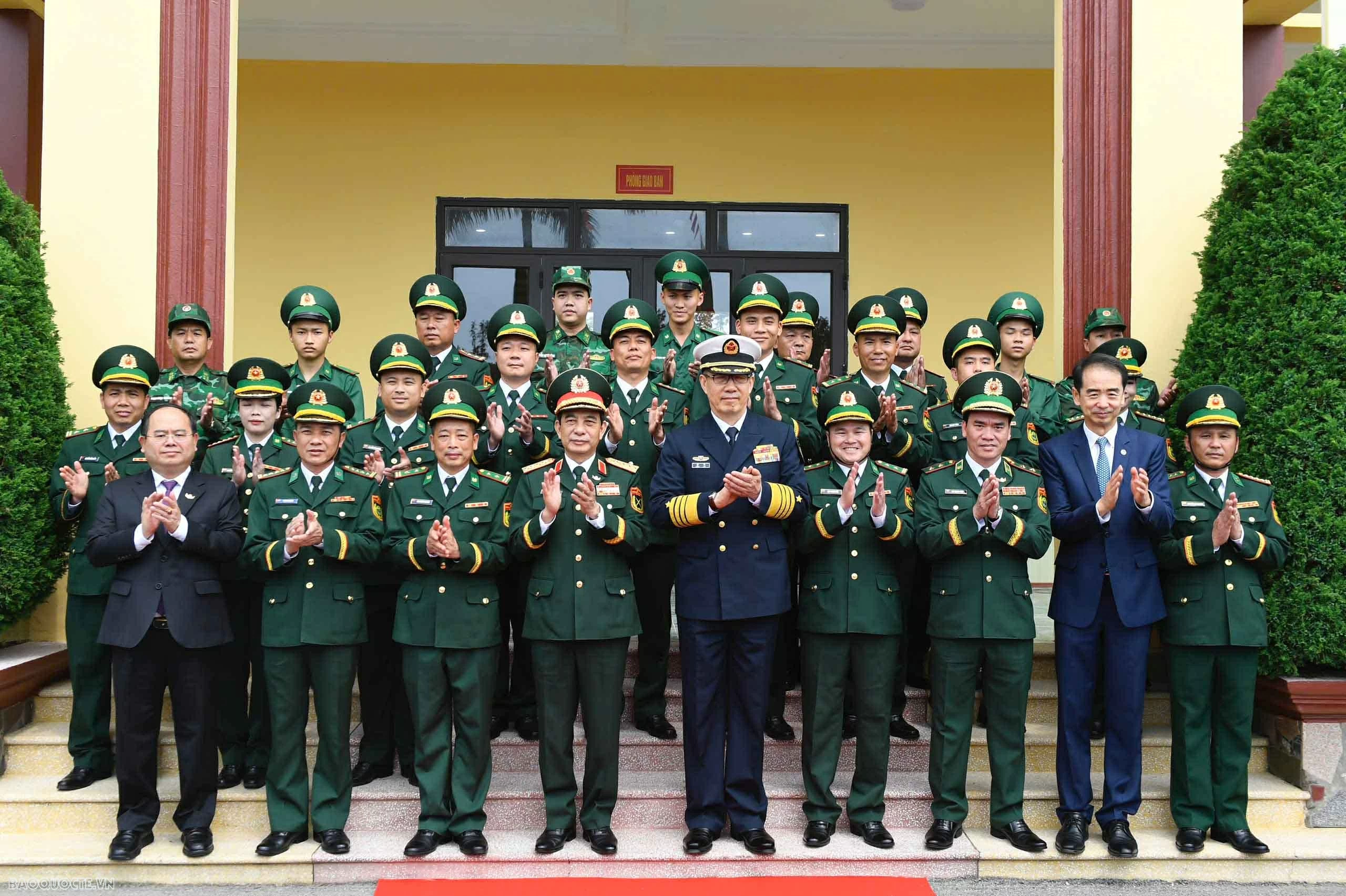 Bộ trưởng Quốc phòng Việt Nam-Trung quốc xem trình diễn chó nghiệp vụ đánh bắt tội phạm ma tuý Bộ trưởng Quốc phòng Việt Nam-Trung quốc xem trình diễn chó nghiệp vụ đánh bắt tội phạm ma tuý