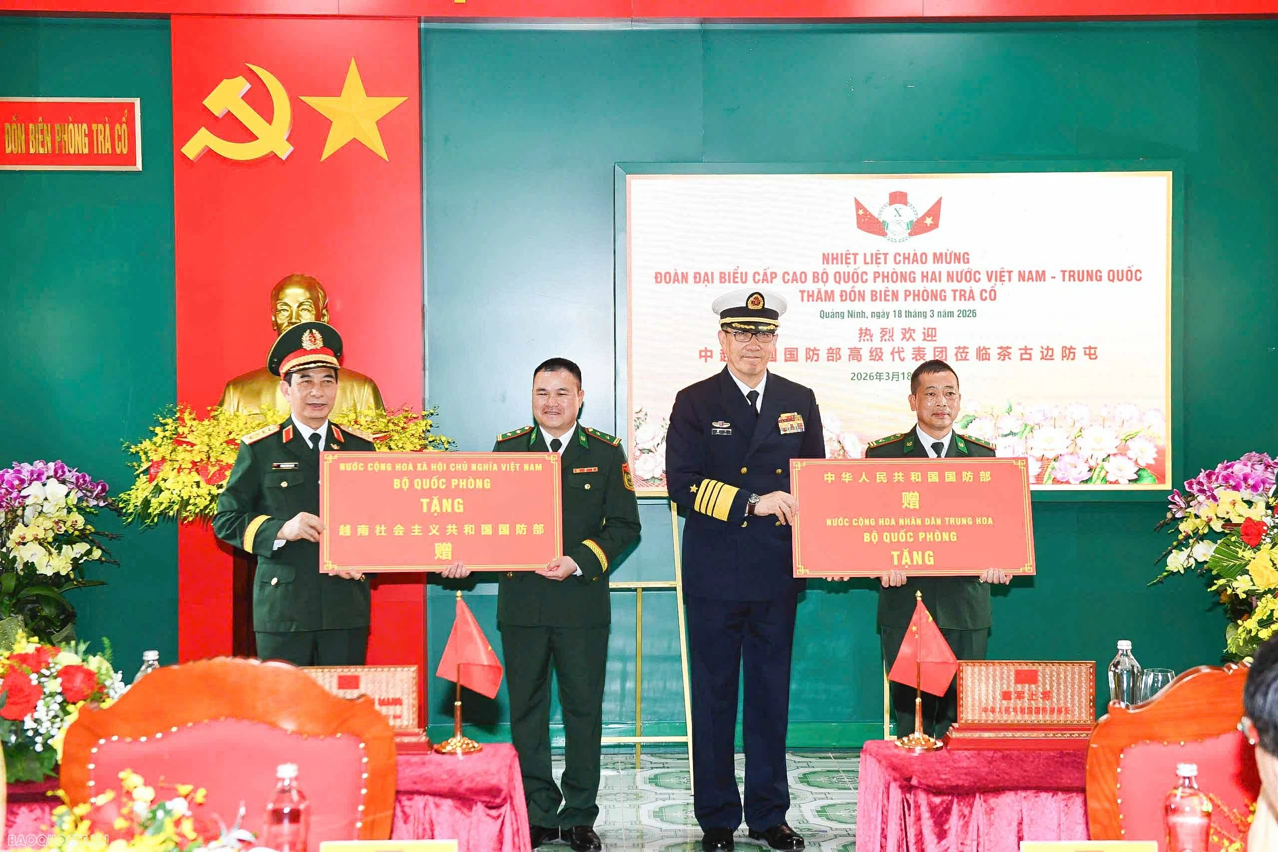 Bộ trưởng Quốc phòng Việt Nam-Trung quốc xem trình diễn chó nghiệp vụ đánh bắt tội phạm ma tuý
