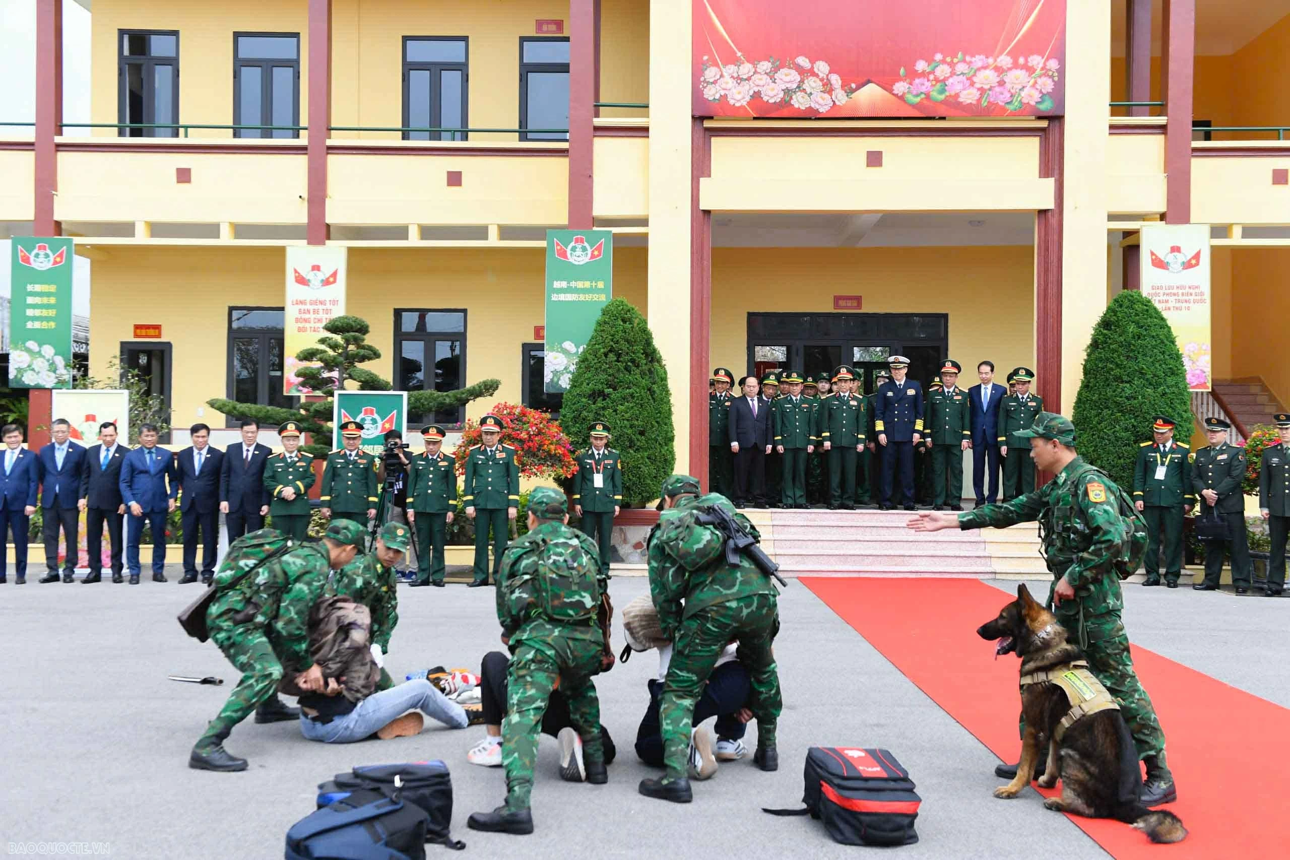 Bộ trưởng Quốc phòng Việt Nam-Trung quốc xem trình diễn chó nghiệp vụ đánh bắt tội phạm ma tuý
