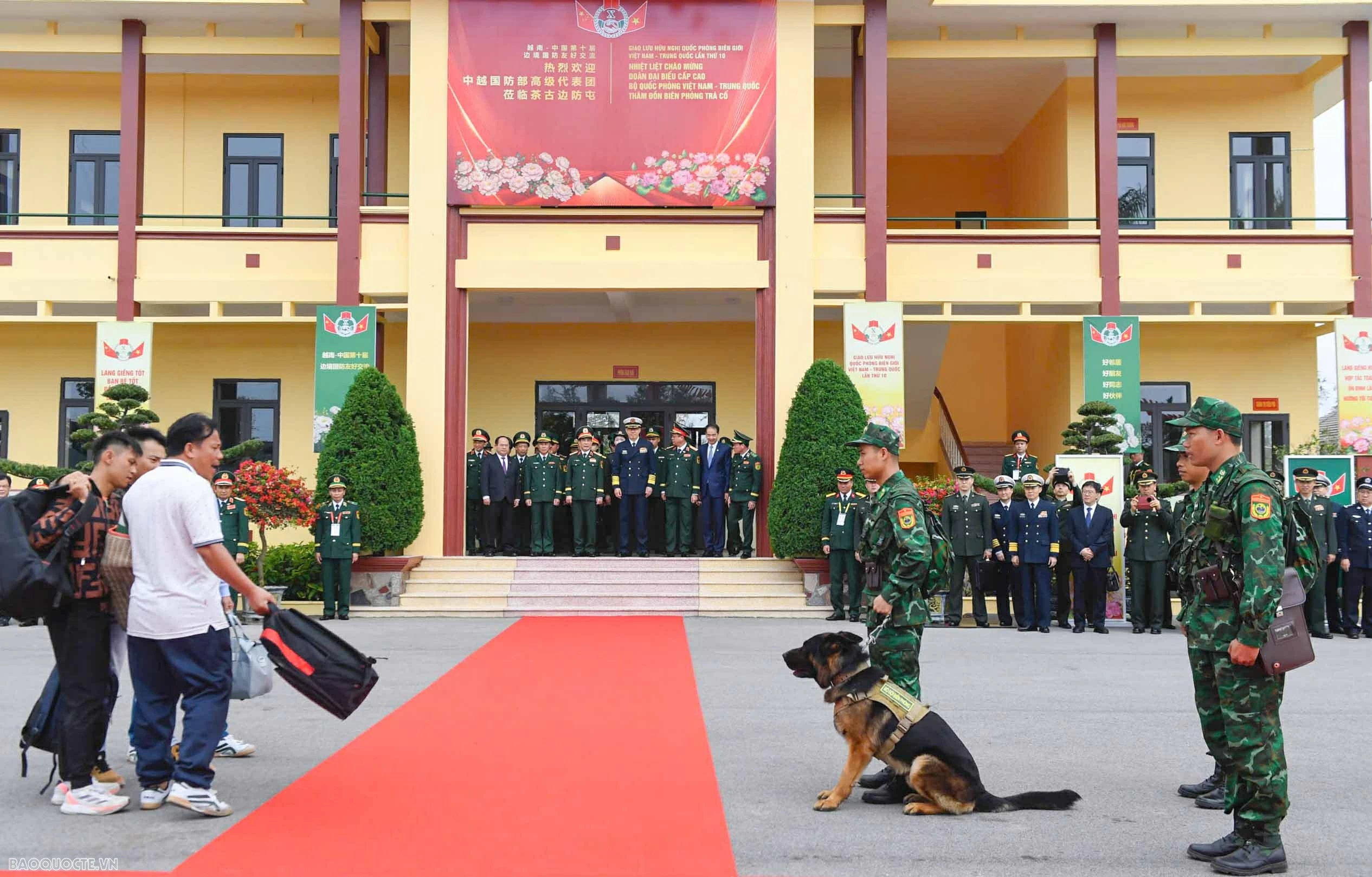 Bộ trưởng Quốc phòng Việt Nam-Trung quốc xem trình diễn chó nghiệp vụ đánh bắt tội phạm ma tuý