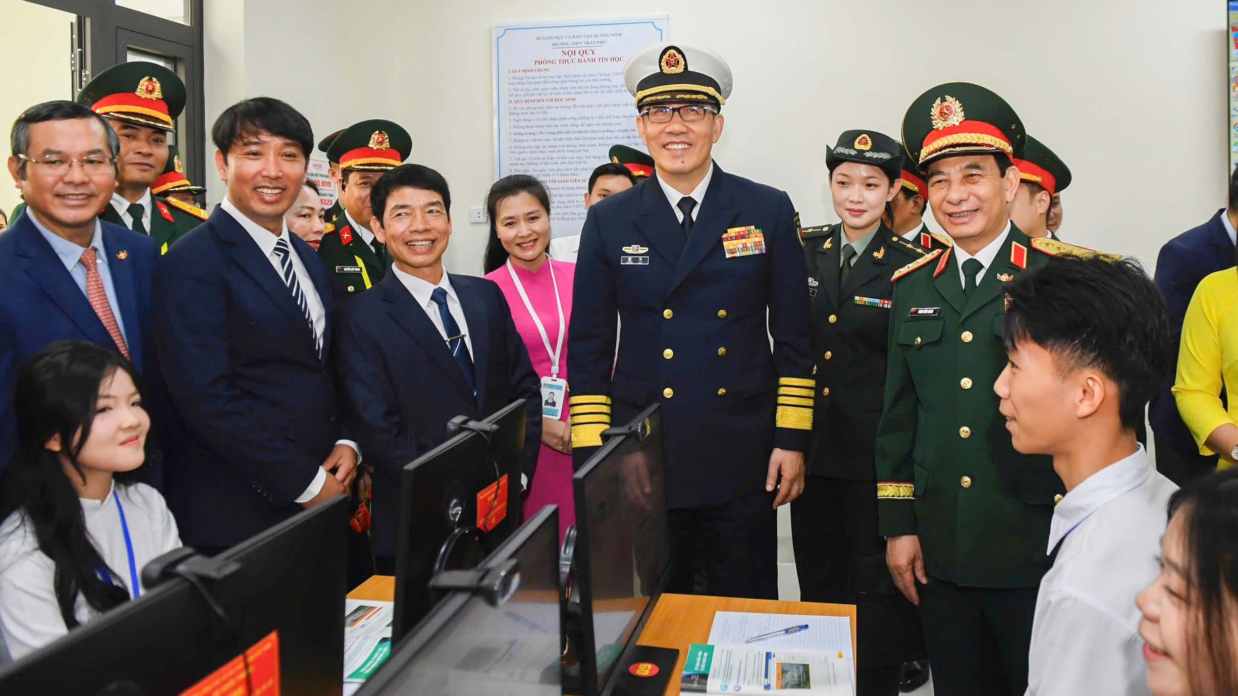 Bộ trưởng Quốc phòng Việt Nam-Trung Quốc thăm ngôi trường mang tên Tổng Bí thư đầu tiên của Việt Nam