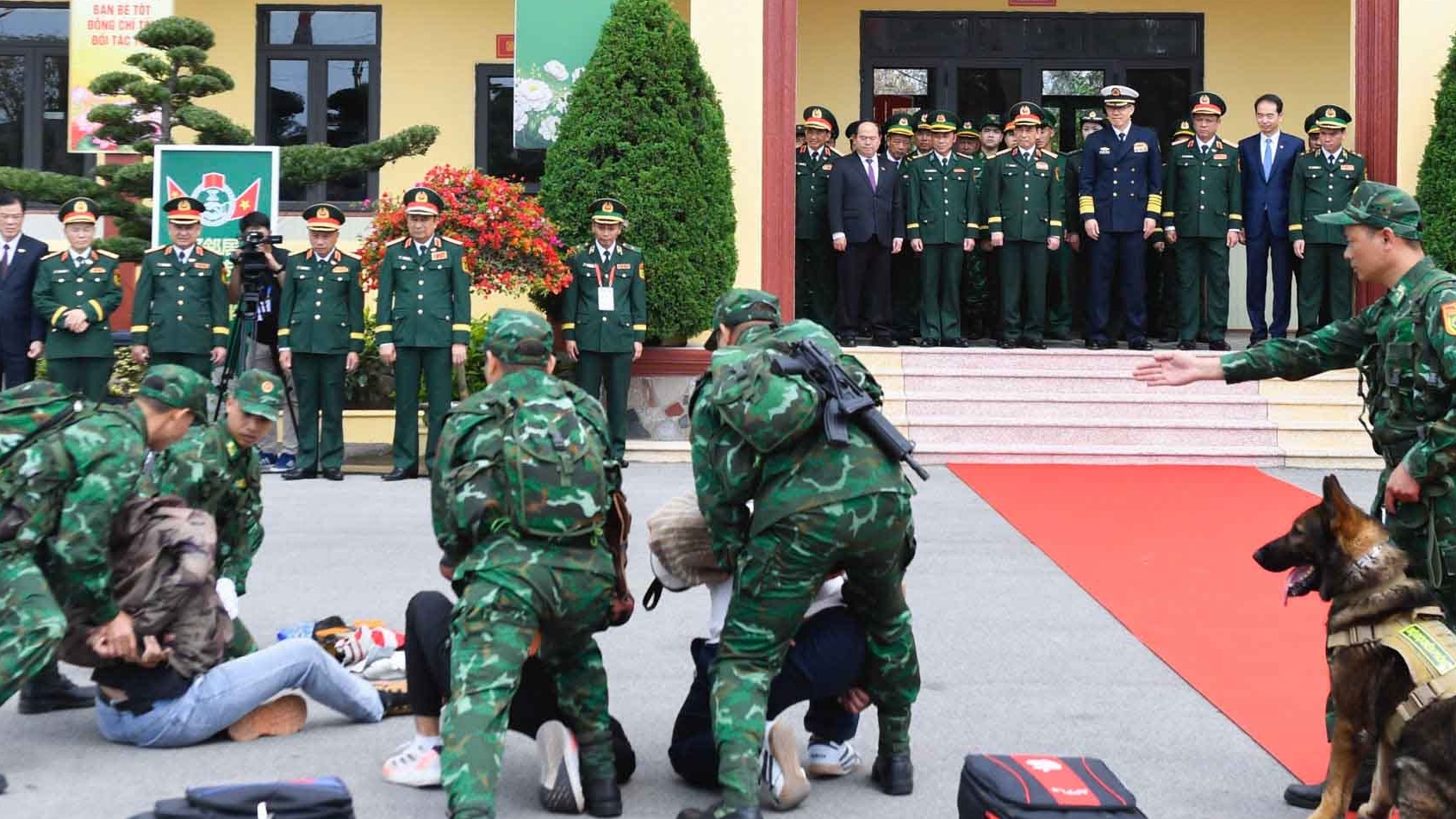 Bộ đội Biên phòng trình diễn chó nghiệp vụ trước Bộ trưởng Quốc phòng Việt Nam và Trung Quốc