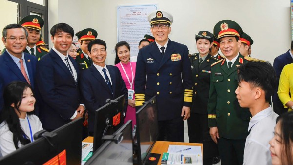 Bộ trưởng Quốc phòng Việt Nam-Trung Quốc thăm ngôi trường mang tên Tổng Bí thư đầu tiên của Việt Nam