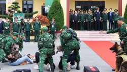 Bộ đội Biên phòng trình diễn chó nghiệp vụ trước Bộ trưởng Quốc phòng Việt Nam và Trung Quốc