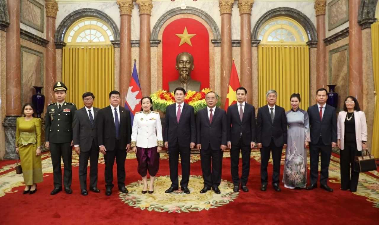 Chủ tịch nước Lương Cường với Đại sứ Campuchia tại Việt Nam Touch Pharat và các đại biểu chụp ảnh chung. (Ảnh: Thành Long)