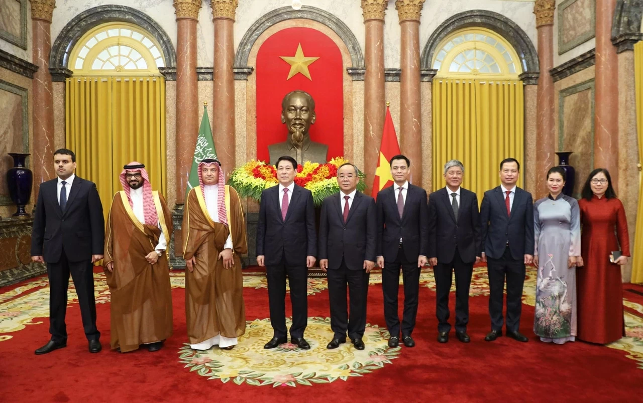 Chủ tịch nước Lương Cường tiếp Đại sứ Vương quốc Saudi Arabia tại Việt Nam Thamer Mohammed al-Gosaibi và các đại biểu chụp ảnh chung. (Ảnh: Thành Long) Chủ tịch nước Lương Cường tiếp Đại sứ Vương quốc Saudi Arabia tại Việt Nam Thamer Mohammed al-Gosaibi và các đại biểu chụp ảnh chung. (Ảnh: Thành Long)