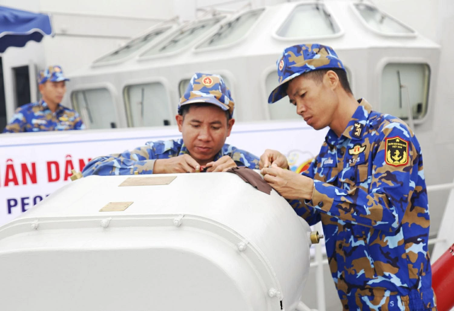 Biên đội Tàu 015, 012 sẵn sàng cho tuần tra, huấn luyện liên hợp trên vùng biển Vịnh Bắc Bộ cùng Trung Quốc Biên đội Tàu 015, 012 sẵn sàng cho tuần tra, huấn luyện liên hợp trên vùng biển Vịnh Bắc Bộ cùng Trung Quốc