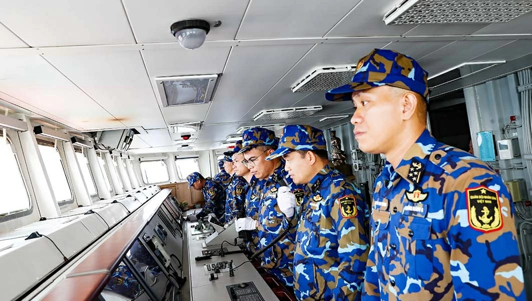 Một kíp chỉ huy trên buồng hành trình tàu 016-Quang Trung