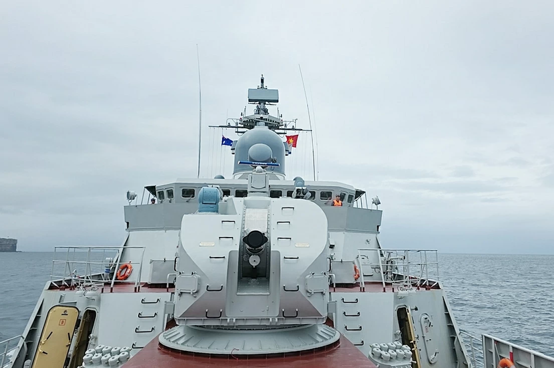 Tàu 016-Quang Trung cơ động vào vị trí neo Tàu 016-Quang Trung cơ động vào vị trí neo