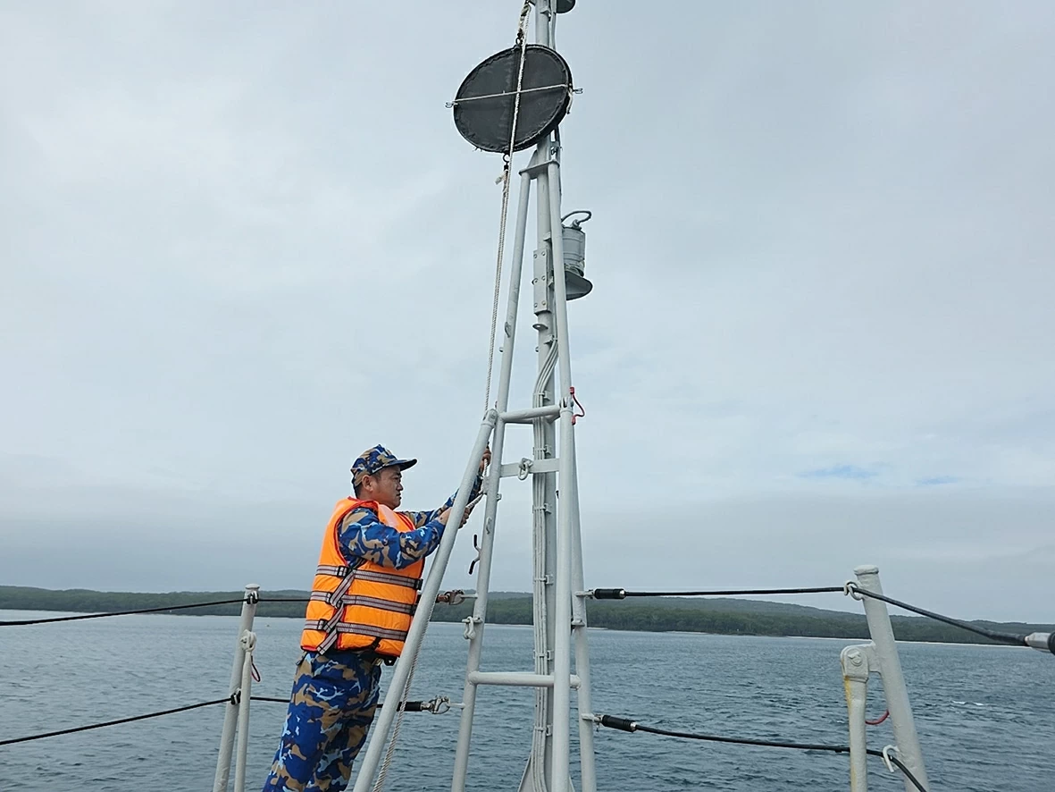 Thuỷ thủ tàu 016-Quang Trung treo quả cầu neo sau khi tàu đã neo an toàn Thuỷ thủ tàu 016-Quang Trung treo quả cầu neo sau khi tàu đã neo an toàn