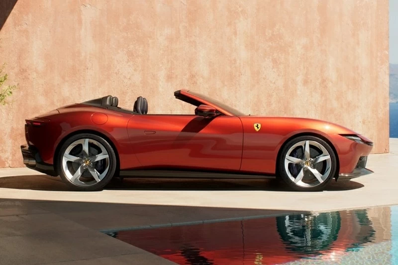 Ferrari Amalfi Spider sở hữu cấu đóng/mở chỉ trong 13,5 giây và vẫn có thể vận hành khi xe chạy ở tốc độ tối đa 60 km/h.